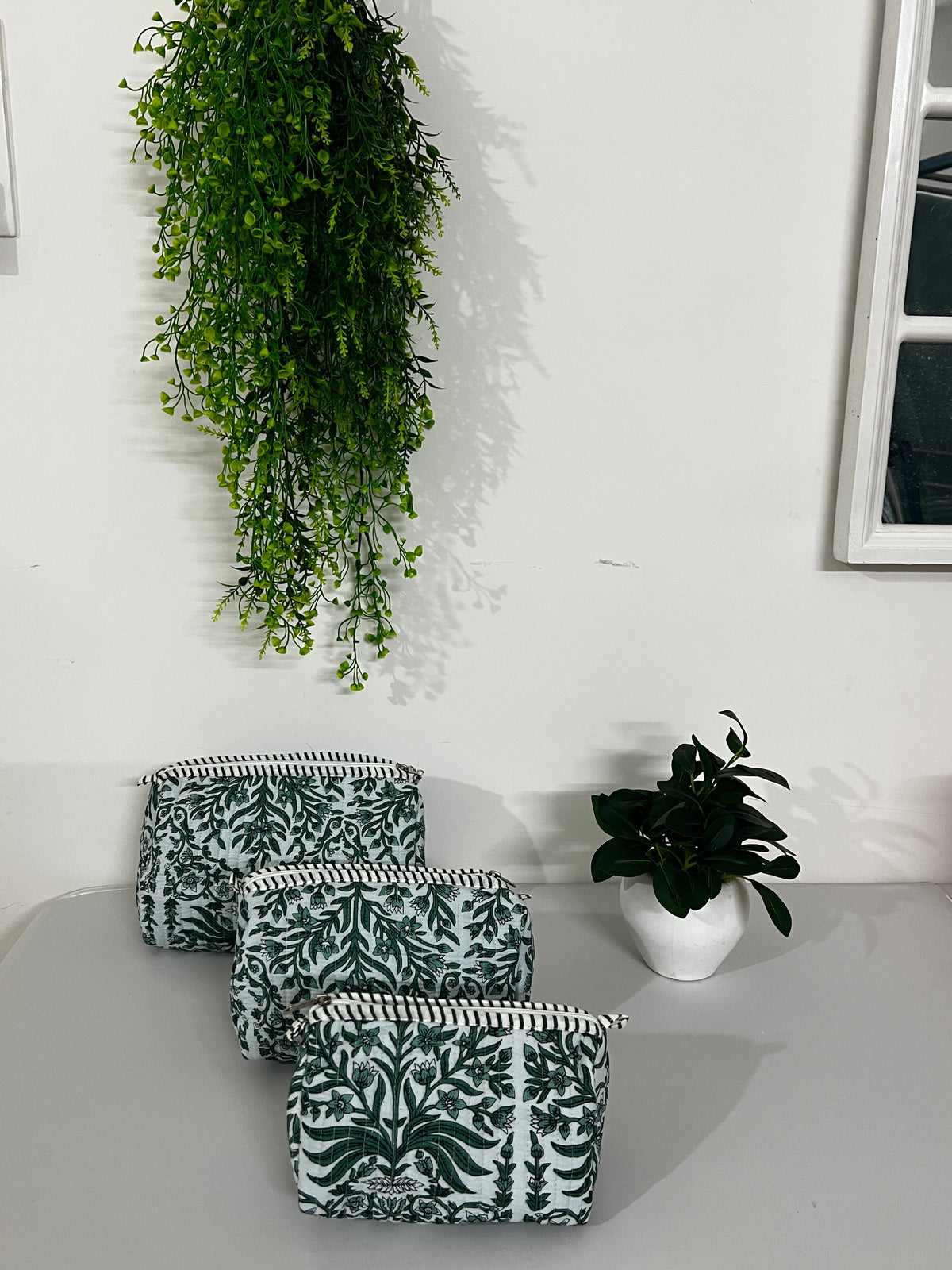 SET OF THREE MULTI PURPOSE TOILETRY BAGS